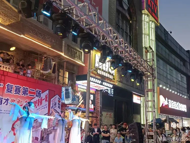 五一节傍晚的热闹的蚌埠华夏第一街区